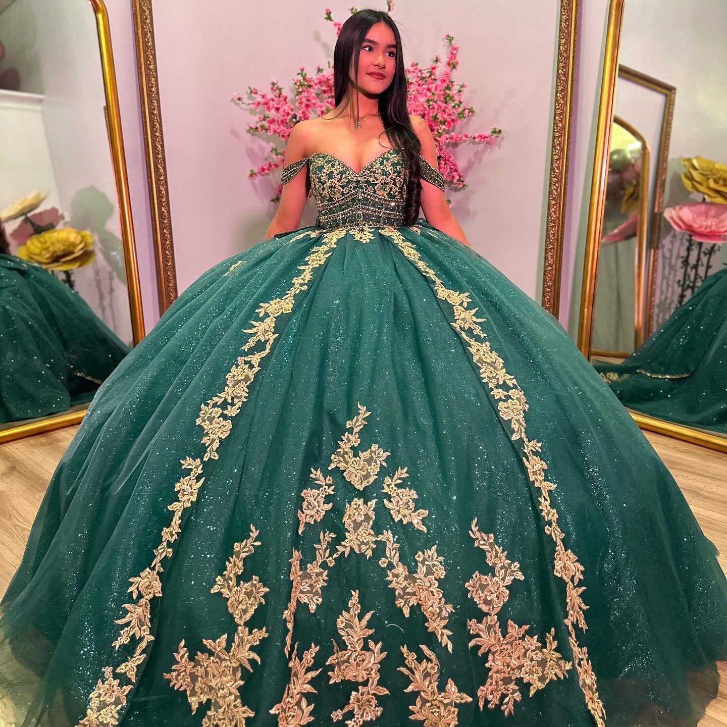 WQ1149 - Elegant & Luxury Ball Gown Off Shoulder Gold Appliques Emerald Green Tulle Princess Birthday Party Dress Quinceanera Dress for Sweet 16