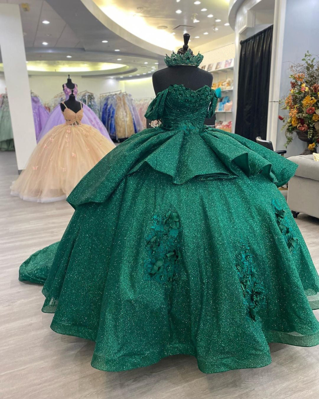 Robe de Quinceanera verte, robe de bal 2024, épaules dénudées, robe Sweet 16, volants à plusieurs niveaux, paillettes, tulle, perles, fleurs 3D, appliques, robes de fête d'anniversaire