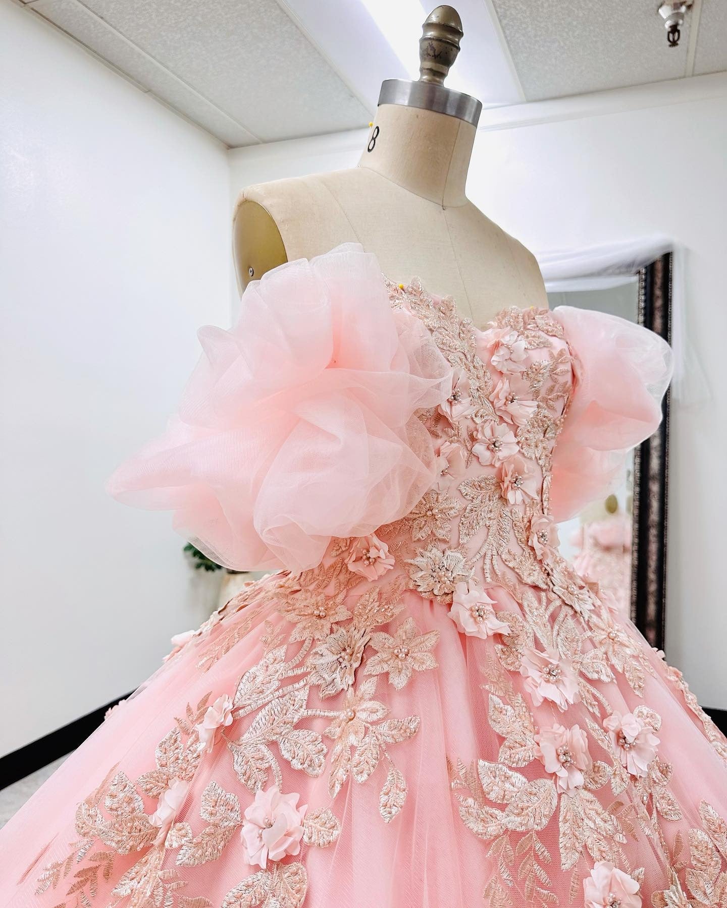 Rosa Herzausschnitt Off Shoulder Ballkleid Prinzessin Quinceanera Kleider Blumen Applikationen Perlen Tüll Puffärmel Formelle Abendparty Sweet 16 Kleid