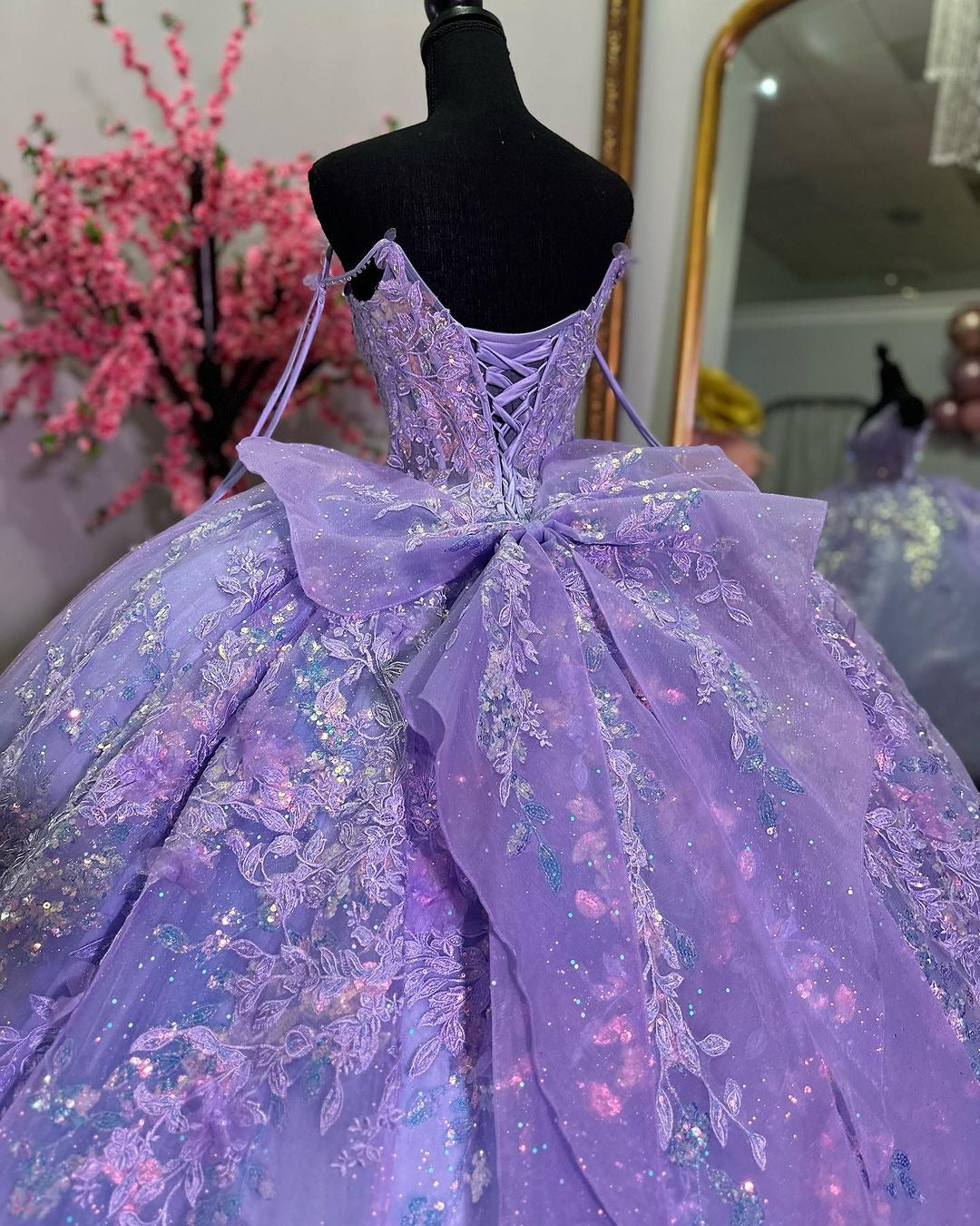 WQ1154 - Glitter & Sparkly Ball Gown V Neck Lace Appliques Beaded Bow Knot Lavender Tulle Quinceanera Dress Birthday Evening Party Gown for Sweet 16