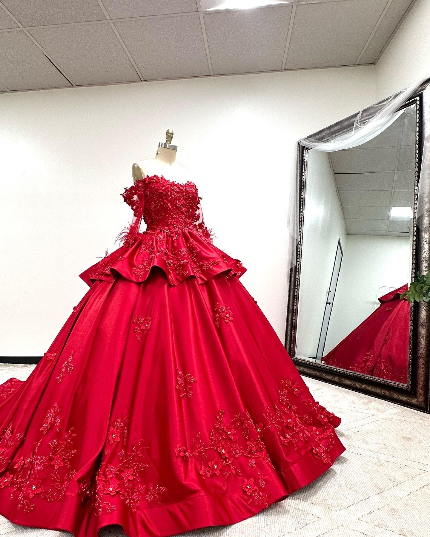 Rotes Satin Quinceanera-Kleid mit langen Ärmeln, schulterfrei, Blumen, Spitzenapplikationen, herzförmiger Ausschnitt, Perlenbesatz, abgestufte Rüschen, Prinzessin-Ballkleid, Sweet 16-Kleid