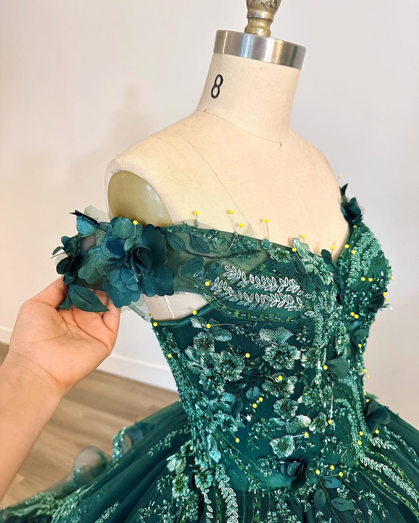 WQ1071 - Elegant Ball Gown Off Shoulder Flower Lace Appliques Tiered Sweep Train Emerald Green Tulle Quinceanera Dress for Sweet 16