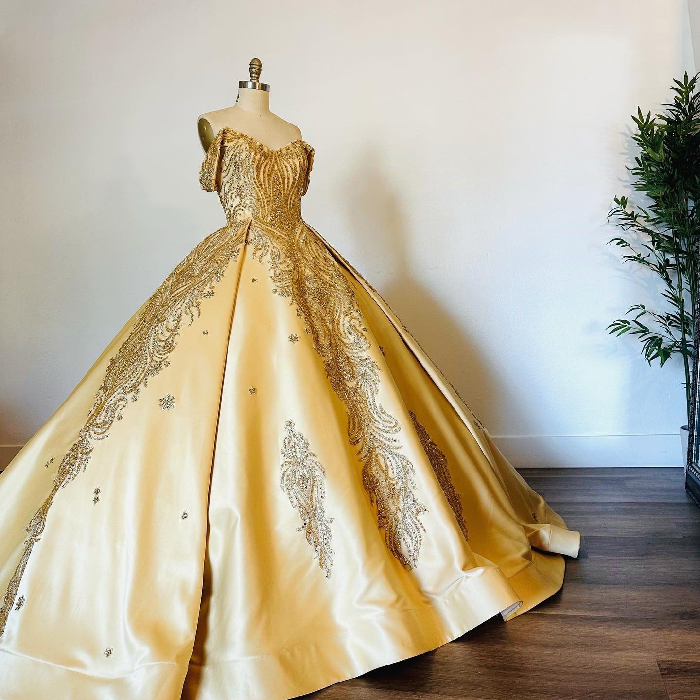 Luxuriöse Quinceanera-Kleider aus goldenem Satin, schulterfrei, herzförmiger Ausschnitt, Perlen, glitzernde Pailletten, Ballkleid für formelle Abendkleider