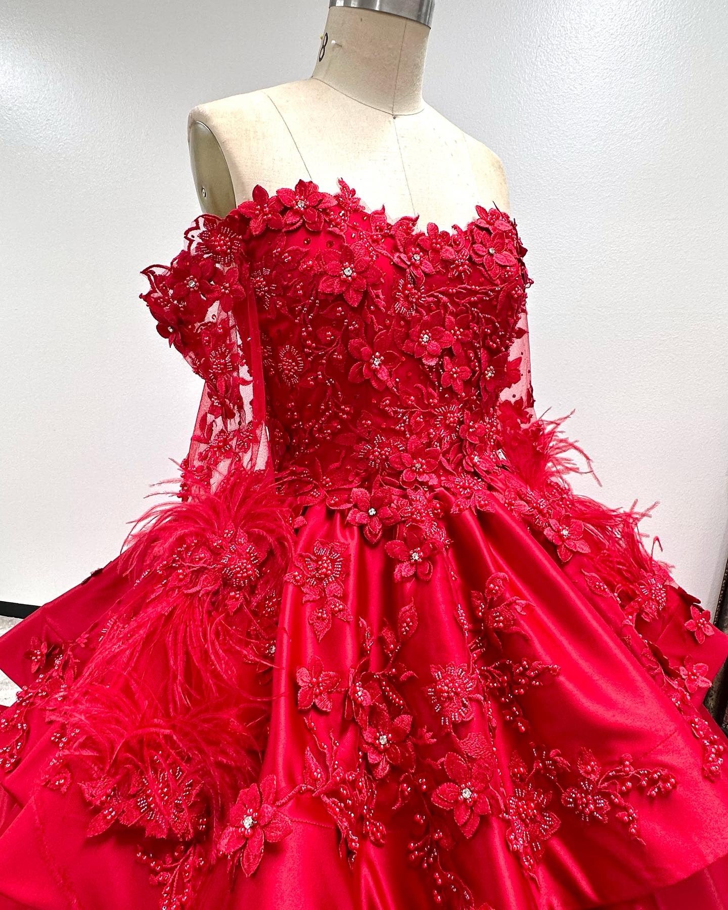 Rotes Satin Quinceanera-Kleid mit langen Ärmeln, schulterfrei, Blumen, Spitzenapplikationen, herzförmiger Ausschnitt, Perlenbesatz, abgestufte Rüschen, Prinzessin-Ballkleid, Sweet 16-Kleid