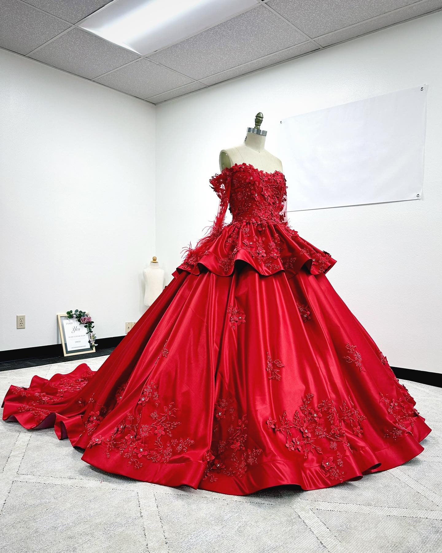 Rotes Satin Quinceanera-Kleid mit langen Ärmeln, schulterfrei, Blumen, Spitzenapplikationen, herzförmiger Ausschnitt, Perlenbesatz, abgestufte Rüschen, Prinzessin-Ballkleid, Sweet 16-Kleid