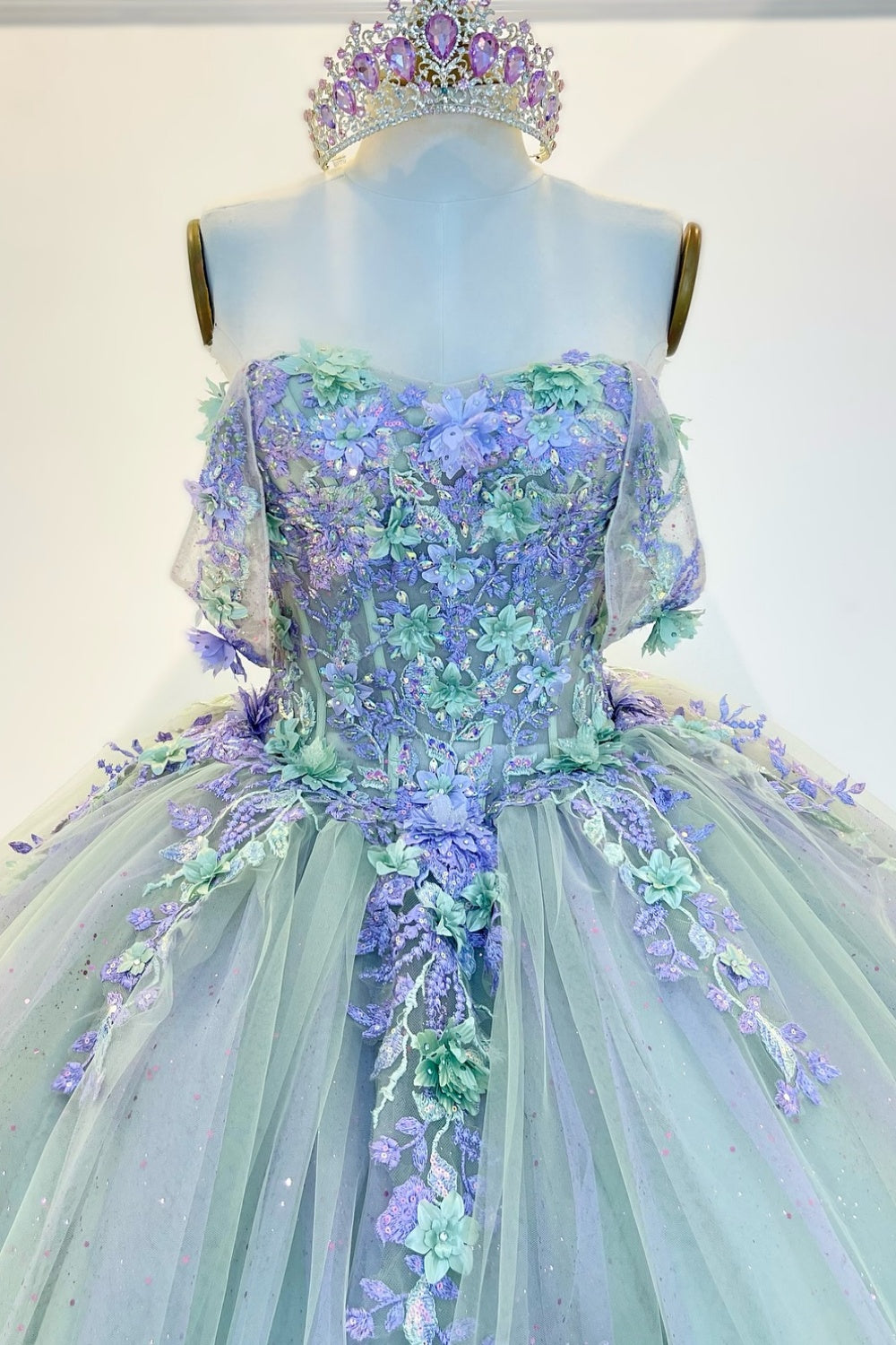 Langes Quinceanera-Kleid mit Herzausschnitt für Damen, trägerloses Korsett mit Blumenapplikationen, Perlenbesetztes Tüll-Ballkleid 