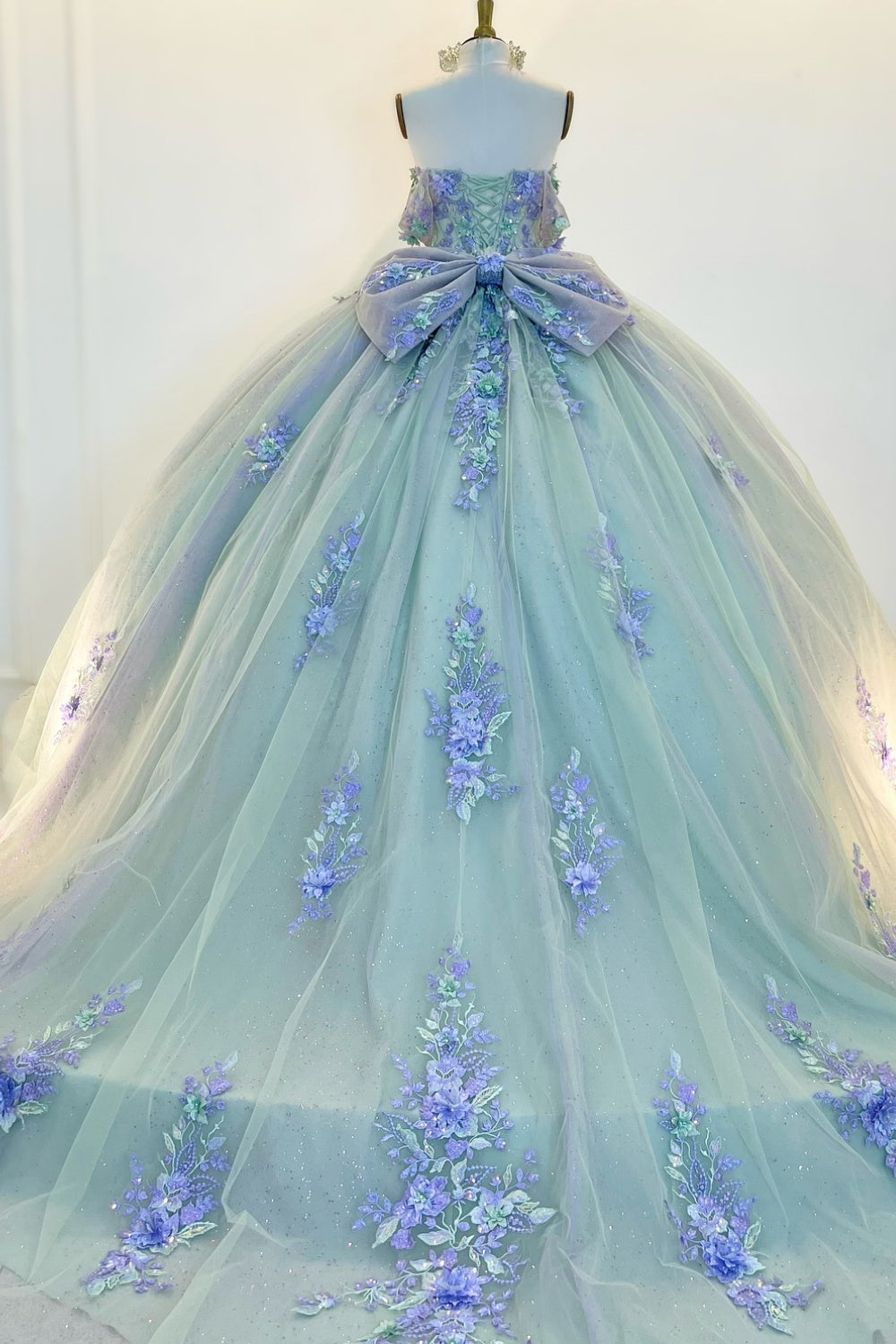 Langes Quinceanera-Kleid mit Herzausschnitt für Damen, trägerloses Korsett mit Blumenapplikationen, Perlenbesetztes Tüll-Ballkleid 